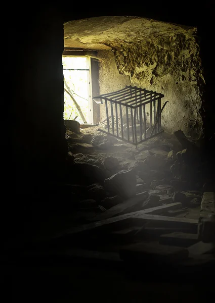 Terk edilmiş yerde eski pencere — Stok fotoğraf