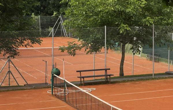 Malé pískové tenisový kurt. — Stock fotografie