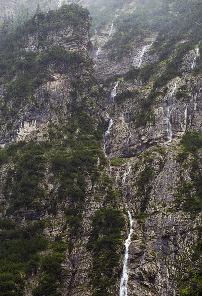 Agua dulce cayendo sobre las montañas —  Fotos de Stock