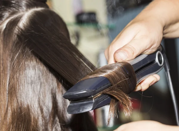 Így a haj vas curles a fodrásznál — Stock Fotó