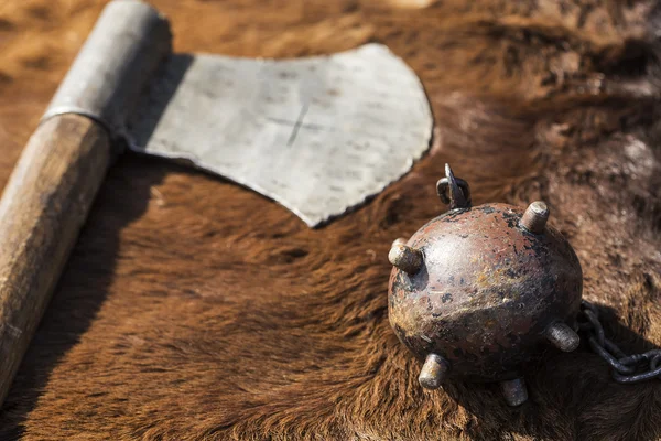 Metal balta ve bir topuz