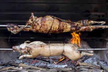 Piggy ve bir ızgara kuzu