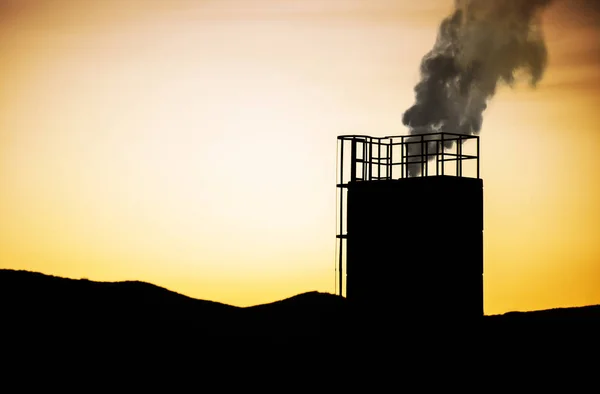 Промышленный дымоход на закате — стоковое фото