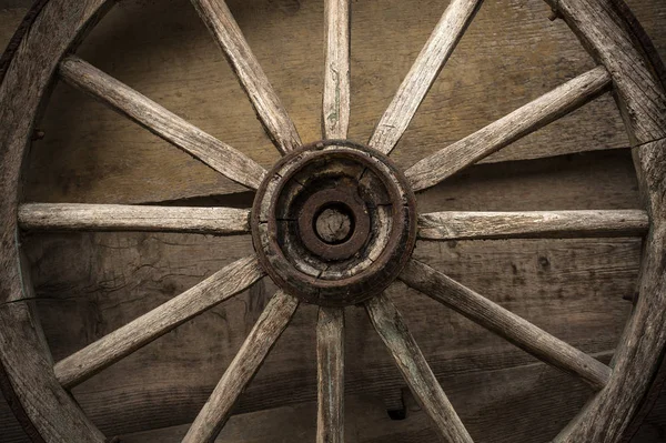 나무 벽에 오래 된 나무 바퀴 — 스톡 사진
