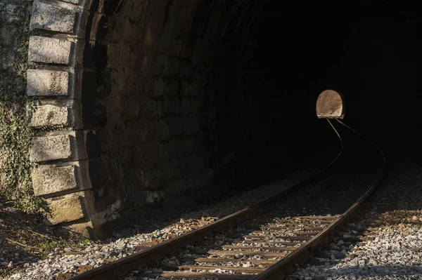 Cesta do železničního tunelu — Stock fotografie