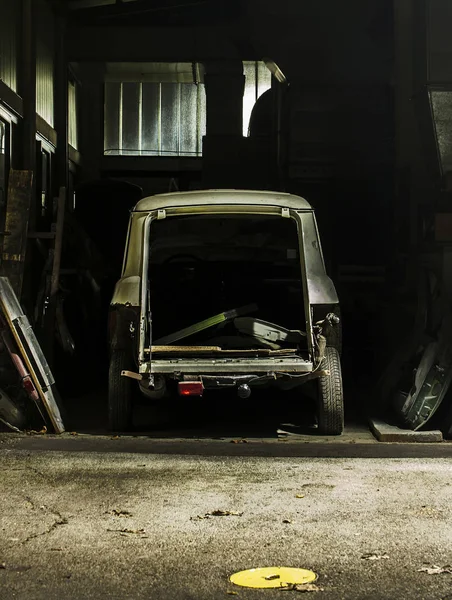 Старый автомобиль ждет своего восстановления — стоковое фото