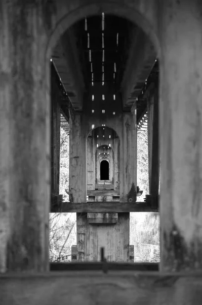 Под мостом — стоковое фото