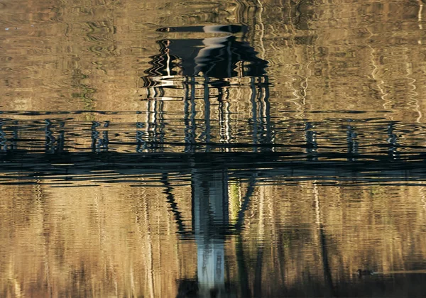 Riflessione di ponte di legno su un'acqua — Foto Stock