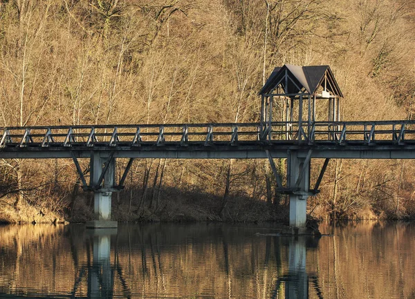 Drewniany most na wodzie — Zdjęcie stockowe