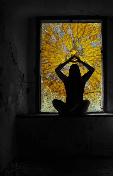 Kız tutuşup gökyüzünde meditasyon
