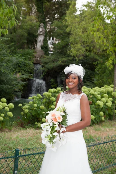 Linda jovem noiva afro-americana vestindo um vestido — Fotografia de Stock