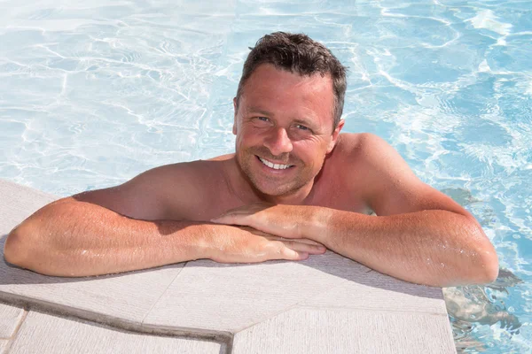 Imagen brillante de un hombre guapo en la piscina — Foto de Stock