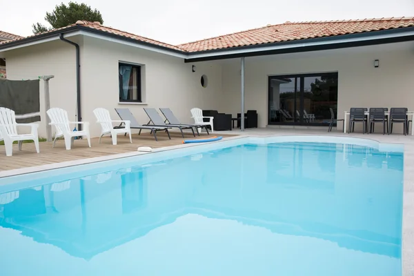 Bella piscina vicino a una casa moderna — Foto Stock