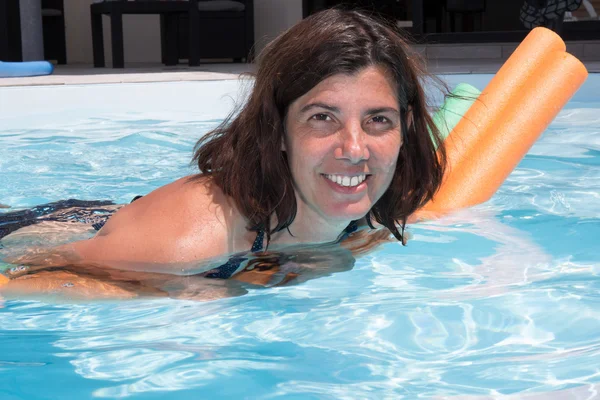 Bella donna di mezza età in piscina — Foto Stock