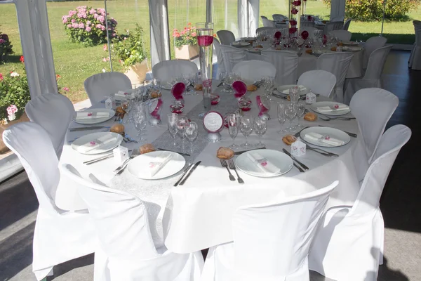 Afbeelding van tabellen instellen op een luxe Bruiloftszaal — Stockfoto