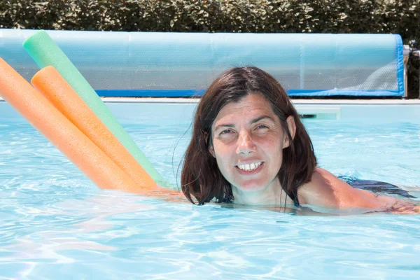 Mooie middelbare leeftijd vrouw in het zwembad — Stockfoto