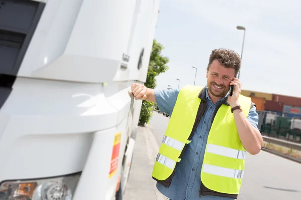 Man vrachtwagenchauffeur werken met zijn smartphone — Stockfoto