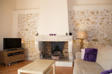 Şömine ile modern ve aydınlık oturma odası
