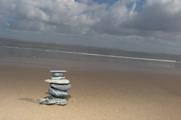 Zen stone w piasku. Tło na morzu — Zdjęcie stockowe