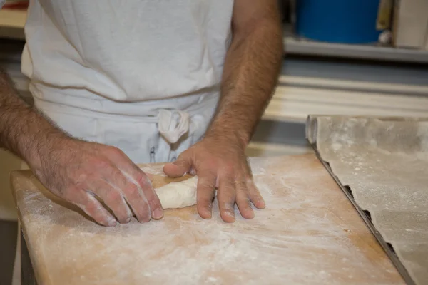 Panadero haciendo pan, manos de hombre, amasando una masa, abrigo de cocina —  Fotos de Stock