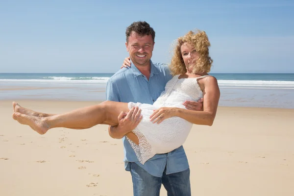 对夫妇中间岁的浪漫海滩爱岛概念 — 图库照片