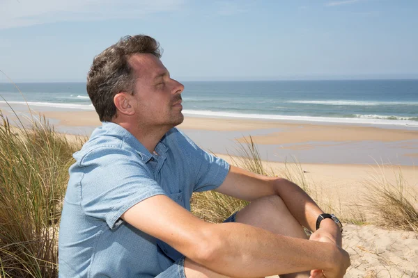 Uomo felice che respira in profondità sulla spiaggia in vacanza — Foto Stock