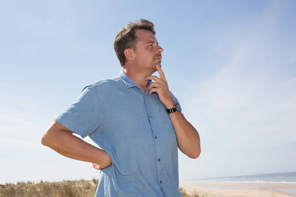 Nadenkend man die de oceaan verdrietig — Stockfoto