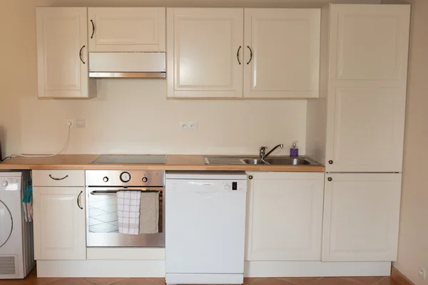 Крупним планом білий кухонний гарнітур в сучасному інтер'єрі — стокове фото