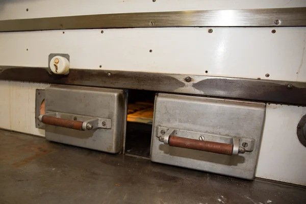 Broodjes bakken in de oven in een commerciële keuken — Stockfoto