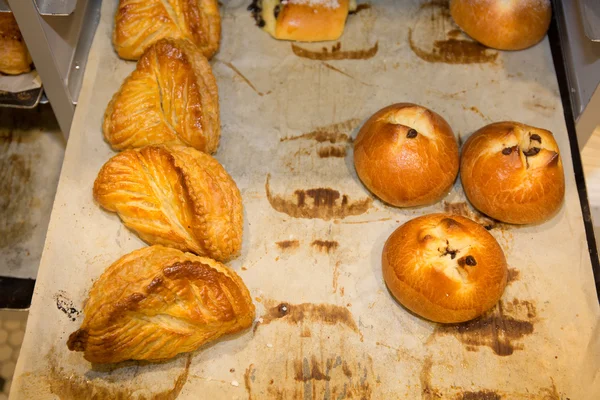 Apple omzet en bricoche met chocolade bij Bakker — Stockfoto