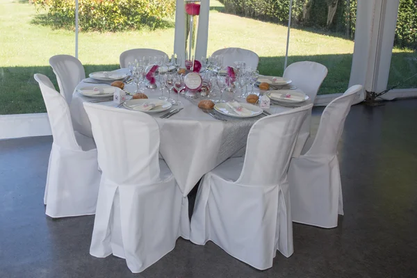 Imagen de mesas colocadas en una lujosa sala de bodas — Foto de Stock