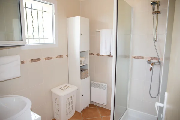 Nowoczesna łazienka z białym sprzętem ceramicznym i kabiną prysznicową — Zdjęcie stockowe