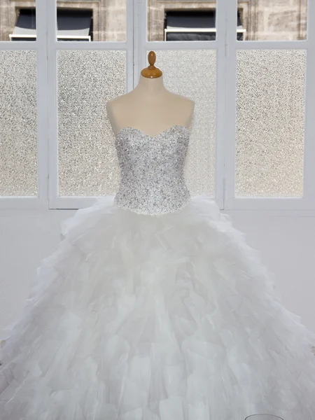Robes de mariée dans le salon de mariée sur mannequin — Photo