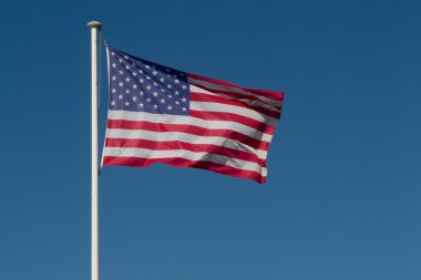 Mavi gökyüzü sallayarak üzerinde Amerikan bayrağı