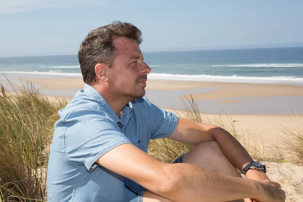 Uomo felice che respira in profondità sulla spiaggia in vacanza — Foto Stock