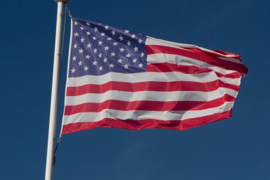 Mavi gökyüzü sallayarak üzerinde Amerikan bayrağı