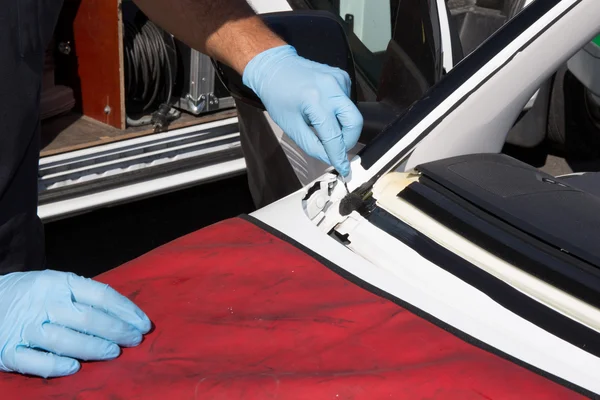 Reparador está reparando parabrisas del coche —  Fotos de Stock