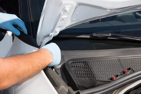 Manos del mecánico de automóviles en el servicio de reparación de automóviles. — Foto de Stock