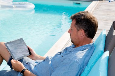 Havuzda dizüstü kullanarak dostum - her yerde çalışın