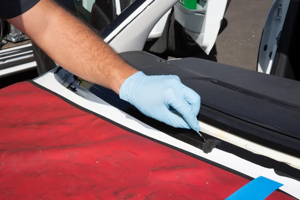 Reparador está reparando parabrisas del coche — Foto de Stock