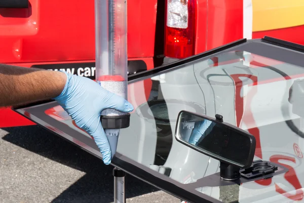 Skutečné mechanice měnit rozbité čelní sklo automobilu — Stock fotografie