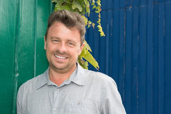 Ritratto di uomo sorridente da vicino contro il giardino estivo . — Foto Stock