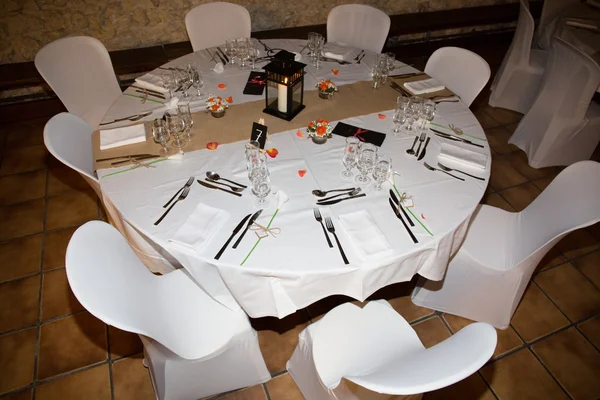 Bella tavola apparecchiata per qualche evento festivo, festa, ricevimento di nozze — Foto Stock