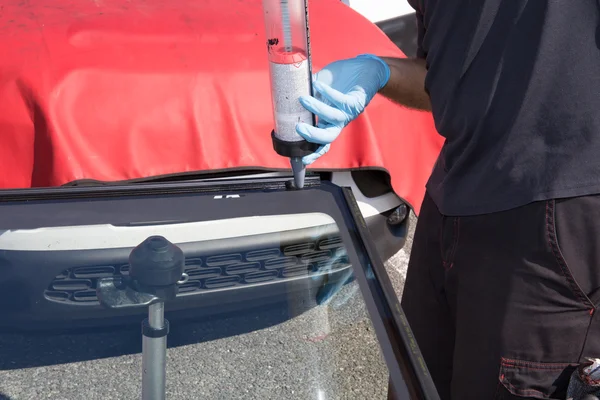 Mecánica real cambiando el parabrisas roto del coche — Foto de Stock