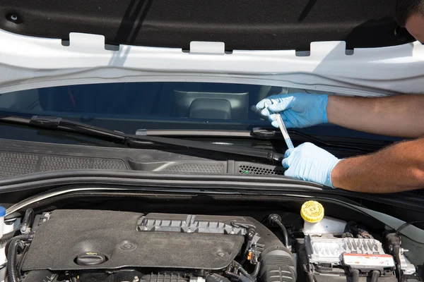 Mechanic man is working in his workshop — Stock Photo, Image