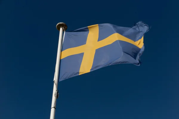 Bandera de Suecia contra el cielo azul —  Fotos de Stock