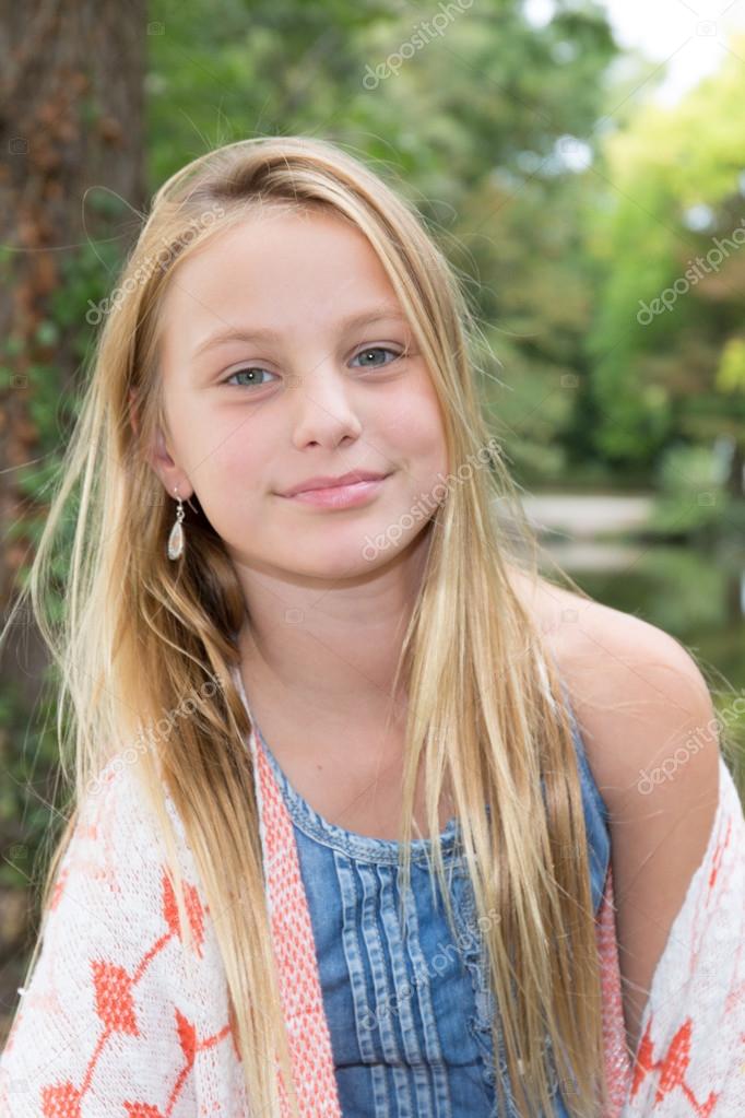 Junges blondes mädchen
