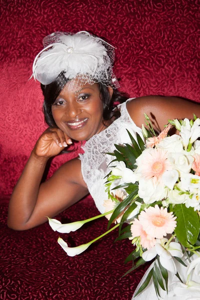 Χαμογελώντας αφρικανική αμερικανική νύφη πορτρέτο με λουλούδια — Φωτογραφία Αρχείου