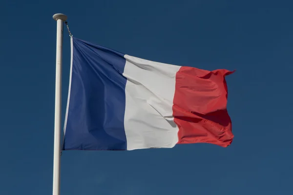 Размахивая флагом в голубом небе Франции цвета и волны — стоковое фото
