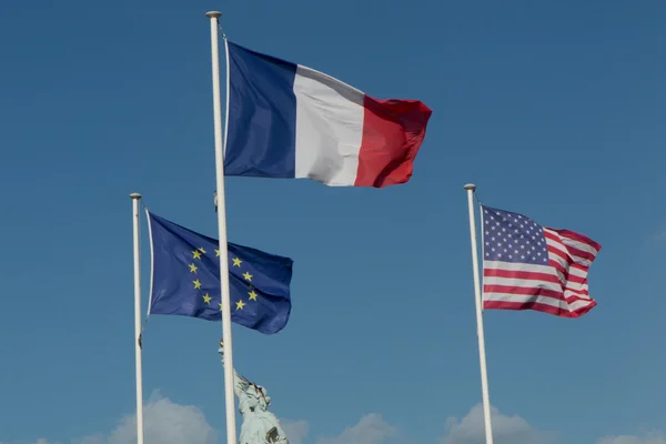 Bandera de unión francesa y europea y americana contra el cielo azul — Foto de Stock